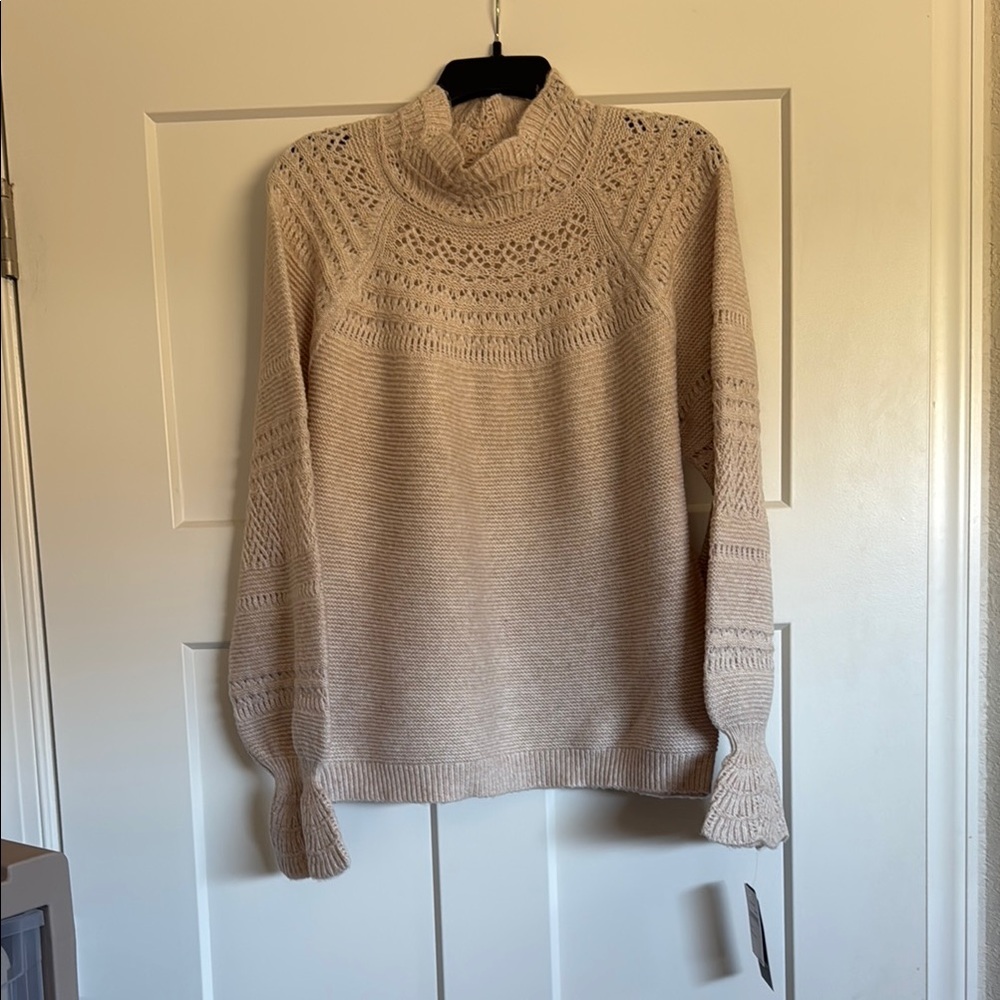 “Wit & Wisdom” Scallop Trim Sweater in Ivory